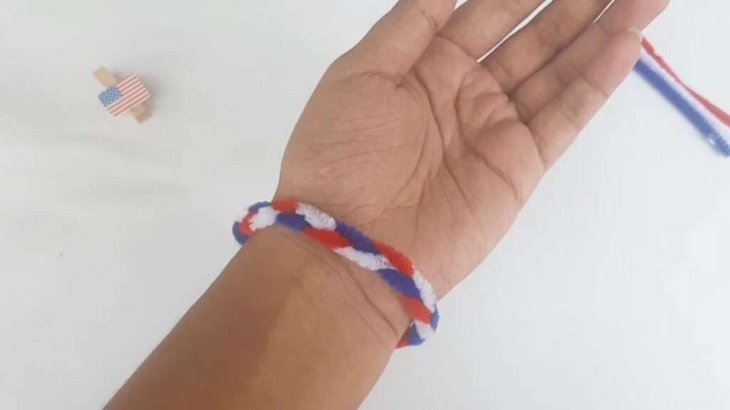 pipe cleaner bracelet